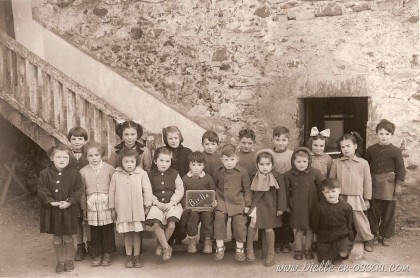 Les élèves de l'école de Bielle en 1953