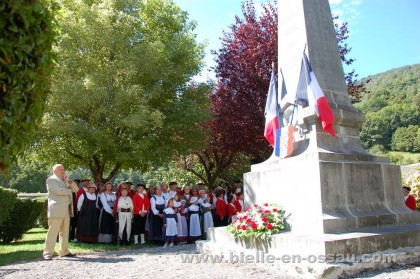 Dépôt de gerbe au monument aux morts