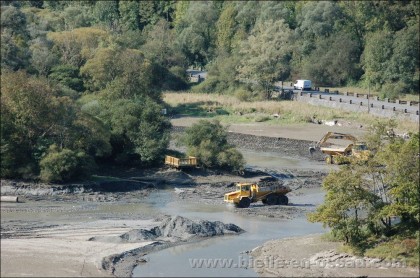 Camions et pelleteuses dans le lac de Castet